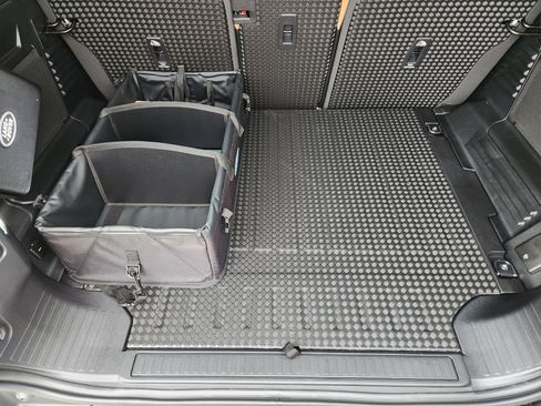 New 2026 Land Rover Defender 110 X-Dynamic SE image 32