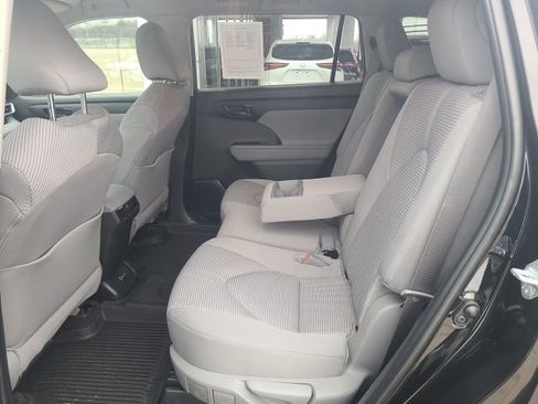 Used 2024 Toyota Highlander LE image 13