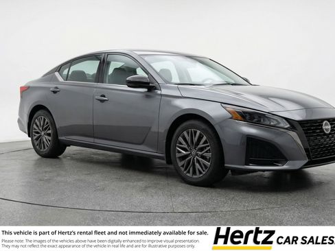 Used 2025 Nissan Altima 2.5 SV image 1