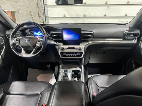Used 2020 Ford Explorer XLT w/ Equipment Group 202A AWD/4WD image 18