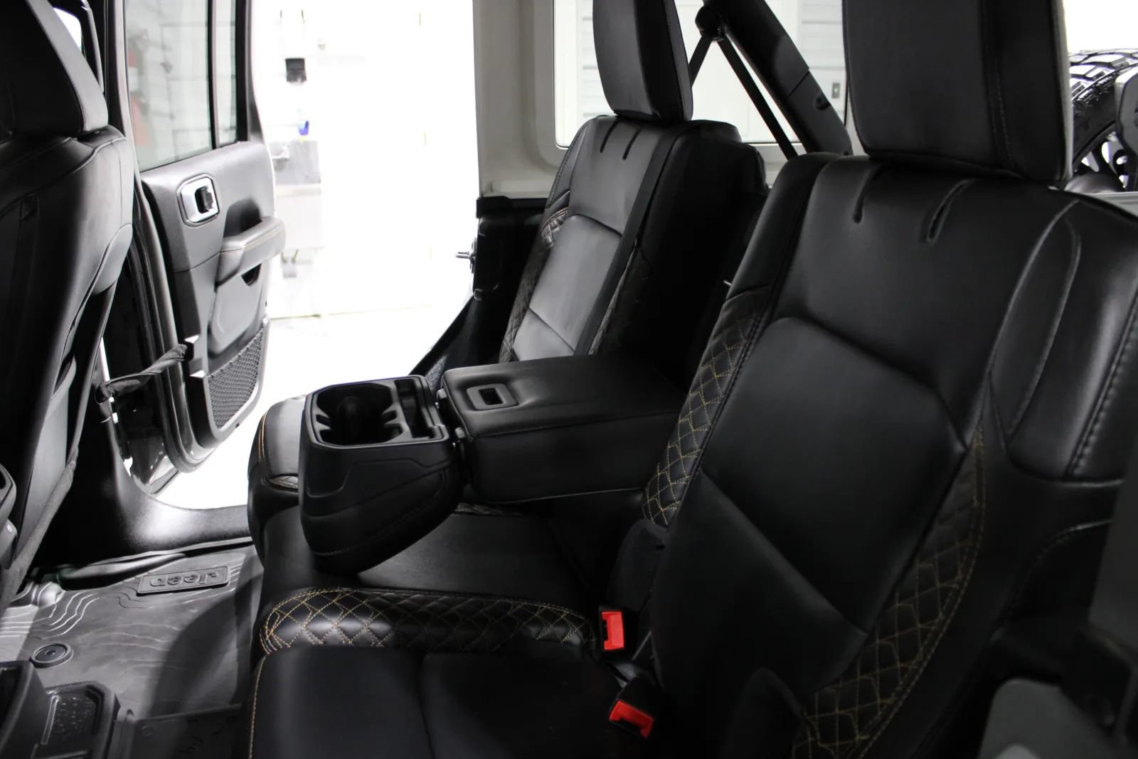 Used 2022 Jeep Wrangler Unlimited Sahara AWD/4WD image 13