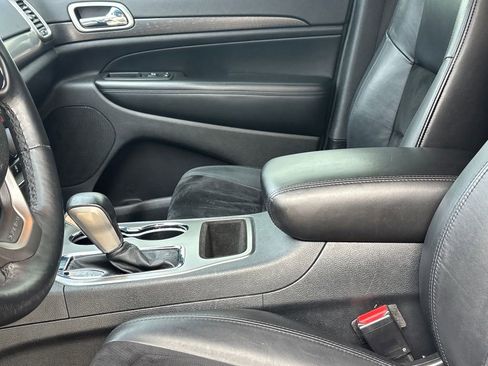 Used 2018 Jeep Grand Cherokee Altitude AWD/4WD image 9