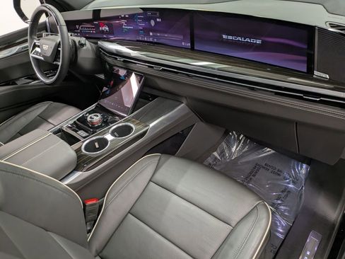 Used 2025 Cadillac Escalade Premium Luxury image 29