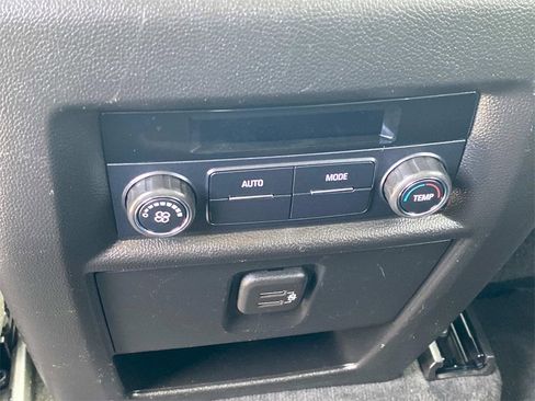 Used 2021 Chevrolet Traverse LT image 19