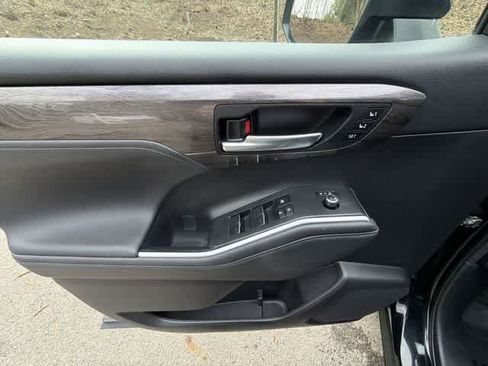 Used 2023 Toyota Highlander Limited image 19