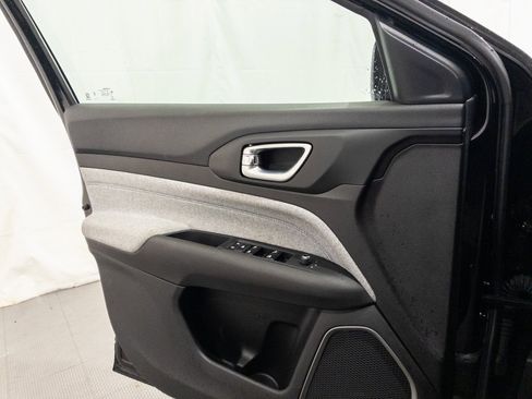 Used 2024 Jeep Compass Latitude image 29