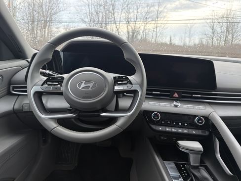 Used 2024 Hyundai Elantra SEL w/ Convenience Package image 11