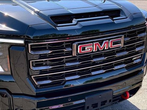 Used 2025 GMC Sierra 2500 AT4X AWD/4WD image 32