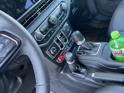 Used 2025 Jeep Wrangler Unlimited Rubicon w/ Technology Group image 13