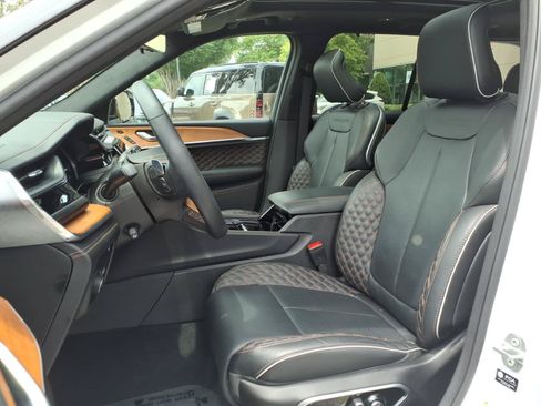 Used 2025 Jeep Grand Cherokee Summit AWD/4WD image 21