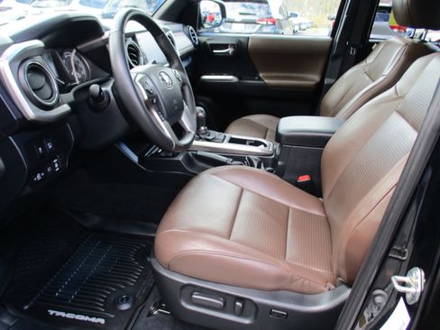 Used 2020 Toyota Tacoma Limited image 12