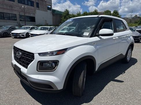 Used 2024 Hyundai Venue SE FWD image 3
