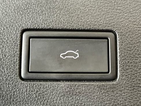 Certified 2025 Volkswagen Atlas SE FWD image 6