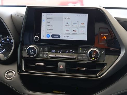 Used 2023 Toyota Highlander XLE FWD image 13