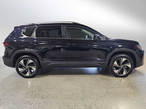 Used 2025 Volkswagen Taos SE w/ Panoramic Sunroof Package AWD/4WD image 8