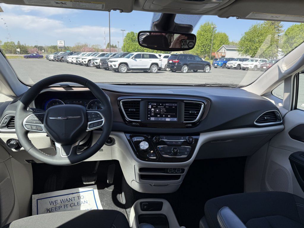 Used 2023 Chrysler Voyager LX FWD image 20