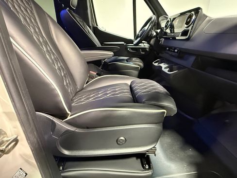 Used 2024 Mercedes-Benz Sprinter 2500 image 30