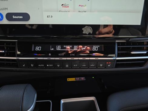 Used 2025 Toyota Sienna Platinum image 21