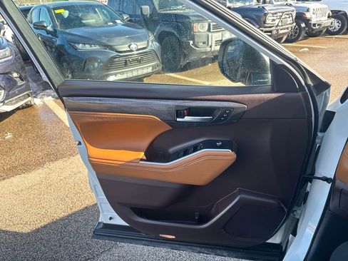 Used 2021 Toyota Highlander Platinum image 40