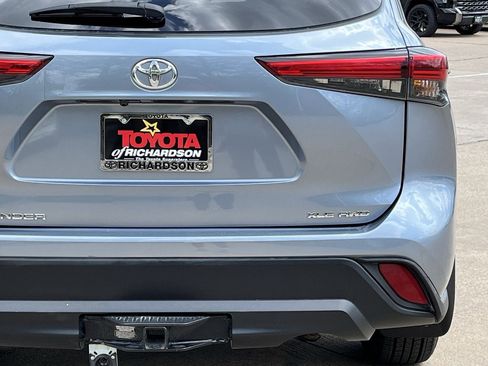 Used 2022 Toyota Highlander XLE AWD/4WD image 6