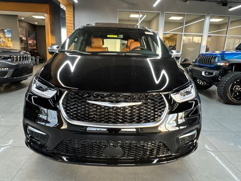 New 2026 Chrysler Pacifica Pinnacle image 2