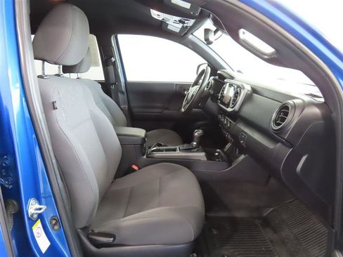 Used 2018 Toyota Tacoma TRD Off-Road w/ Technology Package image 32