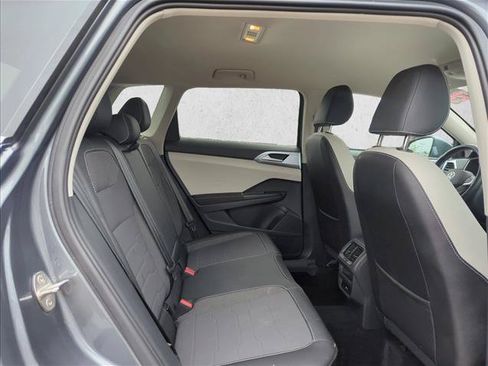 Used 2025 Volkswagen Taos SE FWD image 20