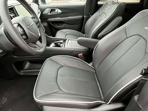 New 2026 Chrysler Pacifica Limited w/ S Appearance Package image 14