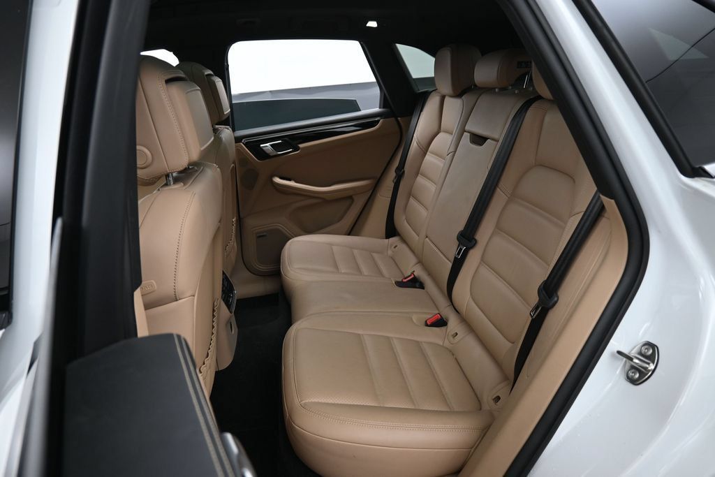 Certified 2024 Porsche Macan S AWD/4WD image 24