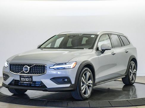 Certified 2025 Volvo V60 B5 Cross Country Plus AWD/4WD image 1