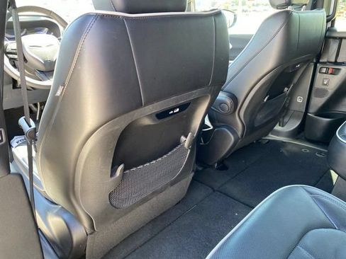 Used 2025 Chrysler Pacifica Limited FWD image 31