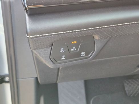 Used 2024 Volkswagen Atlas SE FWD image 9