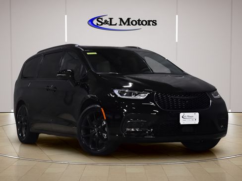 New 2026 Chrysler Pacifica Select w/ S Appearance Package FWD image 1