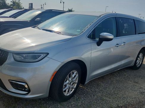 Used 2023 Chrysler Pacifica Touring-L FWD image 7