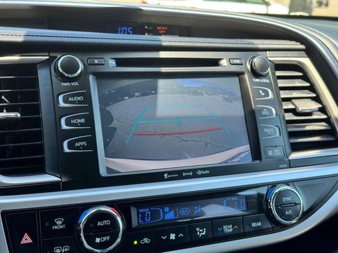 Used 2019 Toyota Highlander XLE AWD/4WD image 20