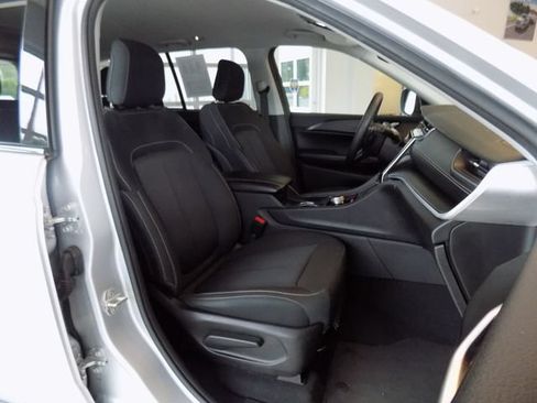 Certified 2024 Jeep Grand Cherokee Laredo RWD image 27