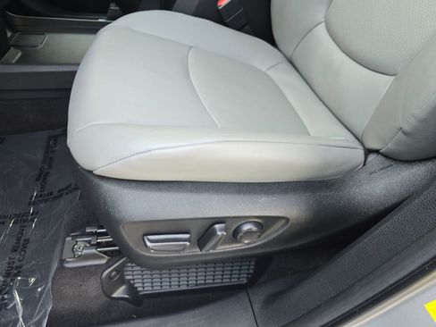 Used 2025 Toyota Sienna XLE image 38