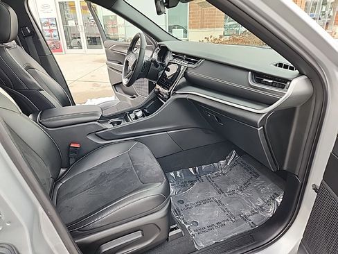 Certified 2024 Jeep Grand Cherokee Altitude image 31