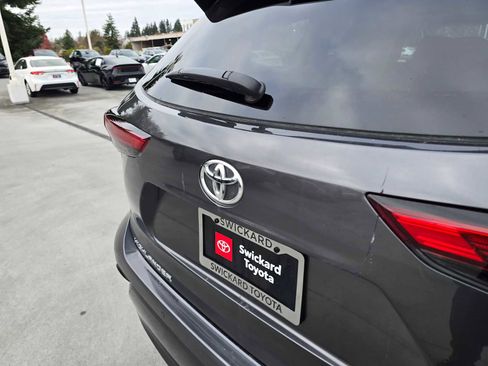 Used 2023 Toyota Highlander Limited image 16
