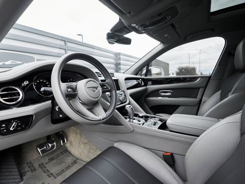 Used 2023 Bentley Bentayga Extended Wheelbase image 2