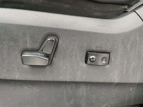 Used 2016 Chrysler Town & Country Touring image 10