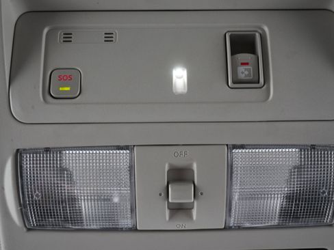 Used 2021 Nissan Titan SV w/ SV Convenience Package image 23