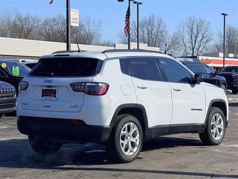 Used 2024 Jeep Compass Latitude image 7