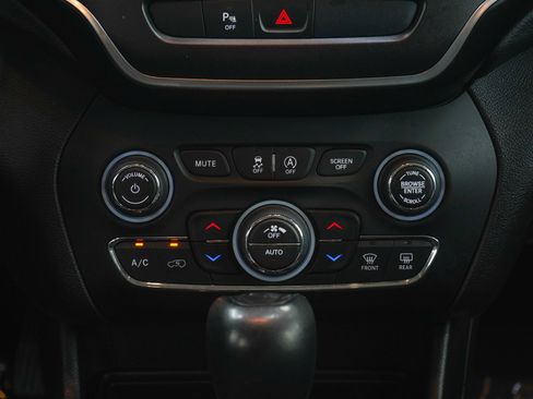Used 2020 Jeep Cherokee Trailhawk w/ Cold Weather Group AWD/4WD image 18