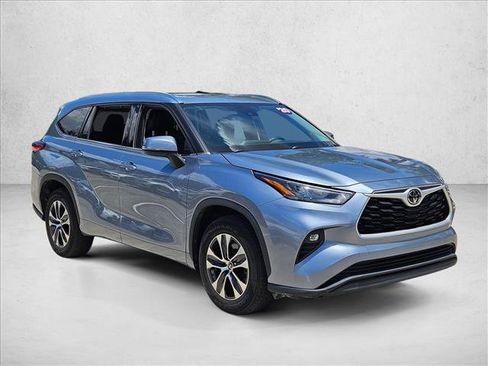 Used 2020 Toyota Highlander XLE FWD image 3
