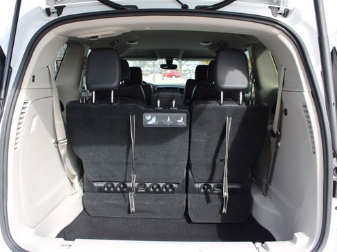 Used 2019 Chrysler Pacifica Touring-L image 11