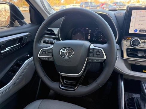 Used 2025 Toyota Highlander Platinum image 16