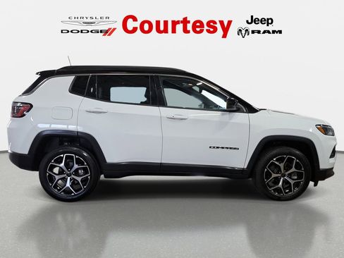 Certified 2025 Jeep Compass Limited image 4