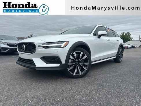 Used 2025 Volvo V60 B5 Cross Country Ultra w/ Climate Package AWD/4WD image 1