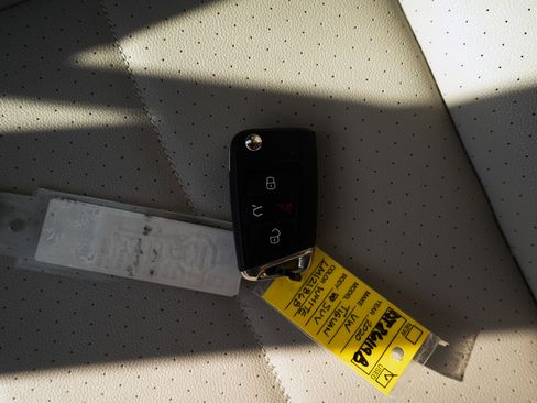 Used 2020 Volkswagen Tiguan SE w/ Panoramic Sunroof Package image 44